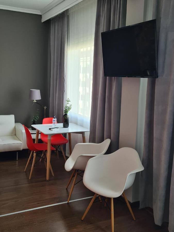 Red Rooms Tsimiski 60 Thessaloniki Exterior photo